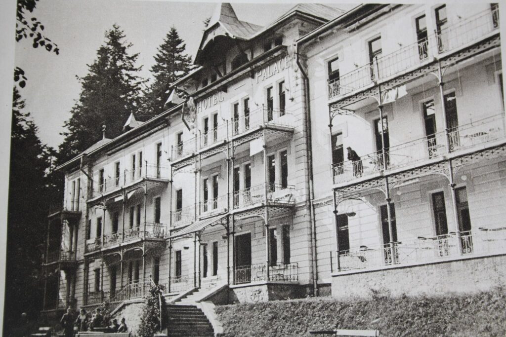Hotel Dukla, v minulosti aj hotel Palace na historickej fotografii