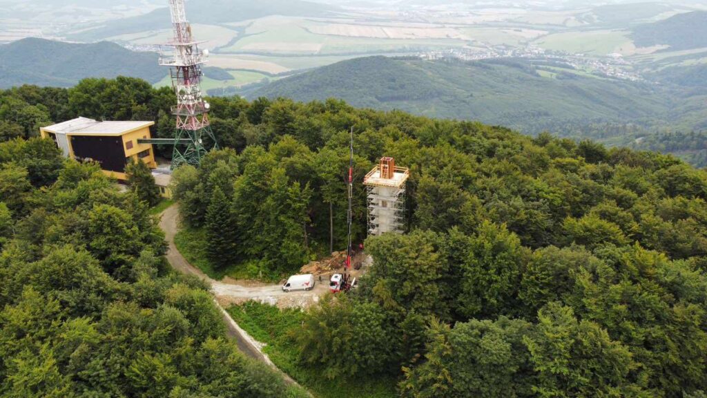 Letecký pohľad na rozhlasovú vežu a rozostavanú Berzewiczovú vyhliadkovú vežu na vrchole Stebníckej Magury